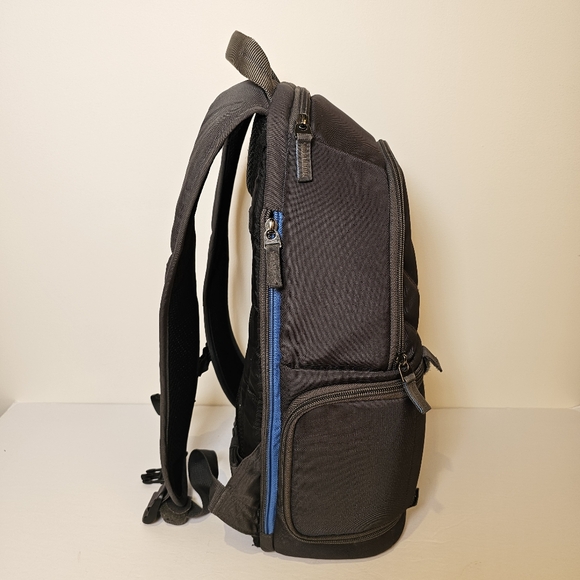 Case Logic grey small side access camera backpack - Picture 7 of 14